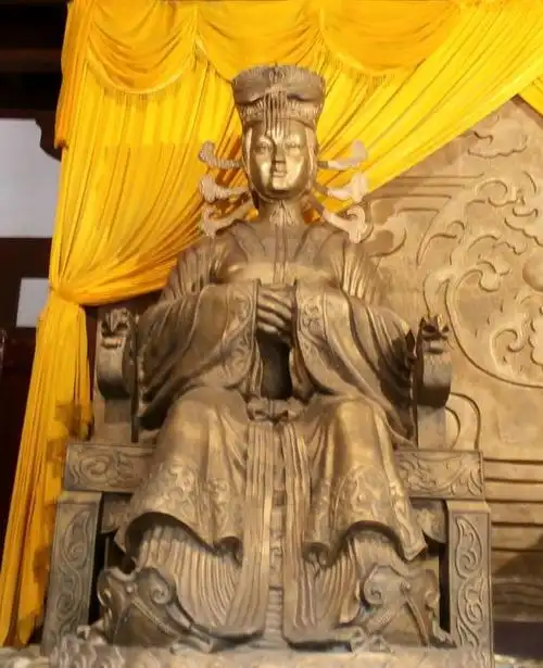 武则天宫中群雕像.武则天的无字碑.远望皇泽寺.皇泽寺内的二聖殿.