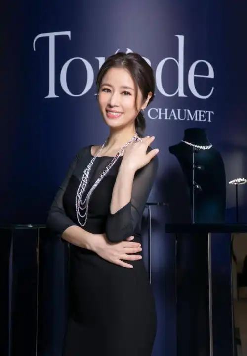 林心如着黑色礼裙优雅贵气 戴钻石皇冠女神范十足