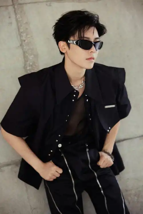 蔡徐坤联名墨镜再登时尚封面 先锋创意引领时尚风潮 - acfun弹幕视频