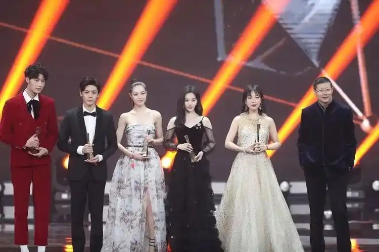 鞠婧祎吴昕同框身高一样,吴昕仪态太差不及"亲王妃"一半美