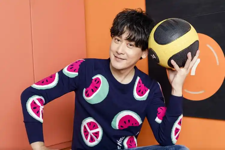 邱心志活力写真袭来 冻龄男神化身秋日暖阳