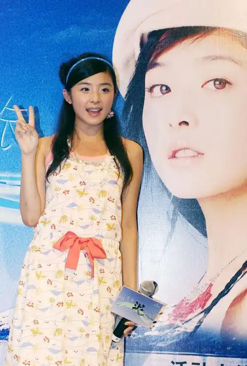 张含韵不管几岁都像少女带发卡配蝴蝶结一般人穿不出她这感觉