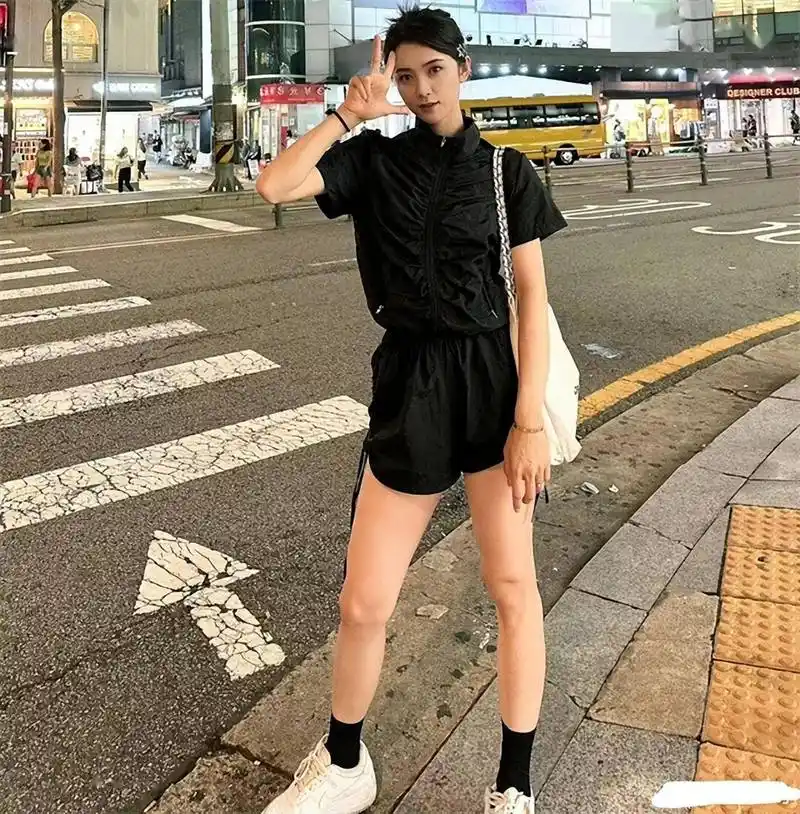 和其他人不同的是,国乒大胖这是复婚,他的美女妻子奚美丽是一位演员