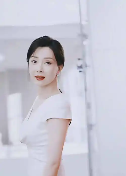 "旗袍皇后"陈数——岁月从不败美人.