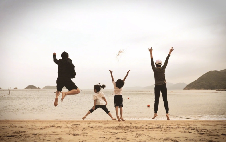 孙俪晒一家四口海边照配文在同一片海等等小花妹妹又长高了