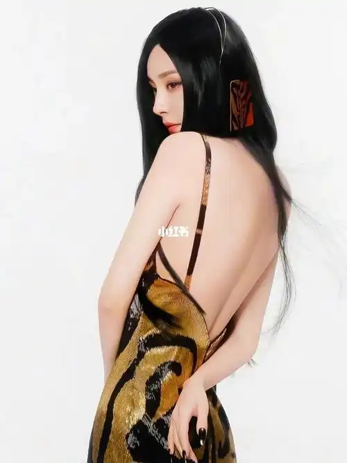 杨幂时尚芭莎开年封