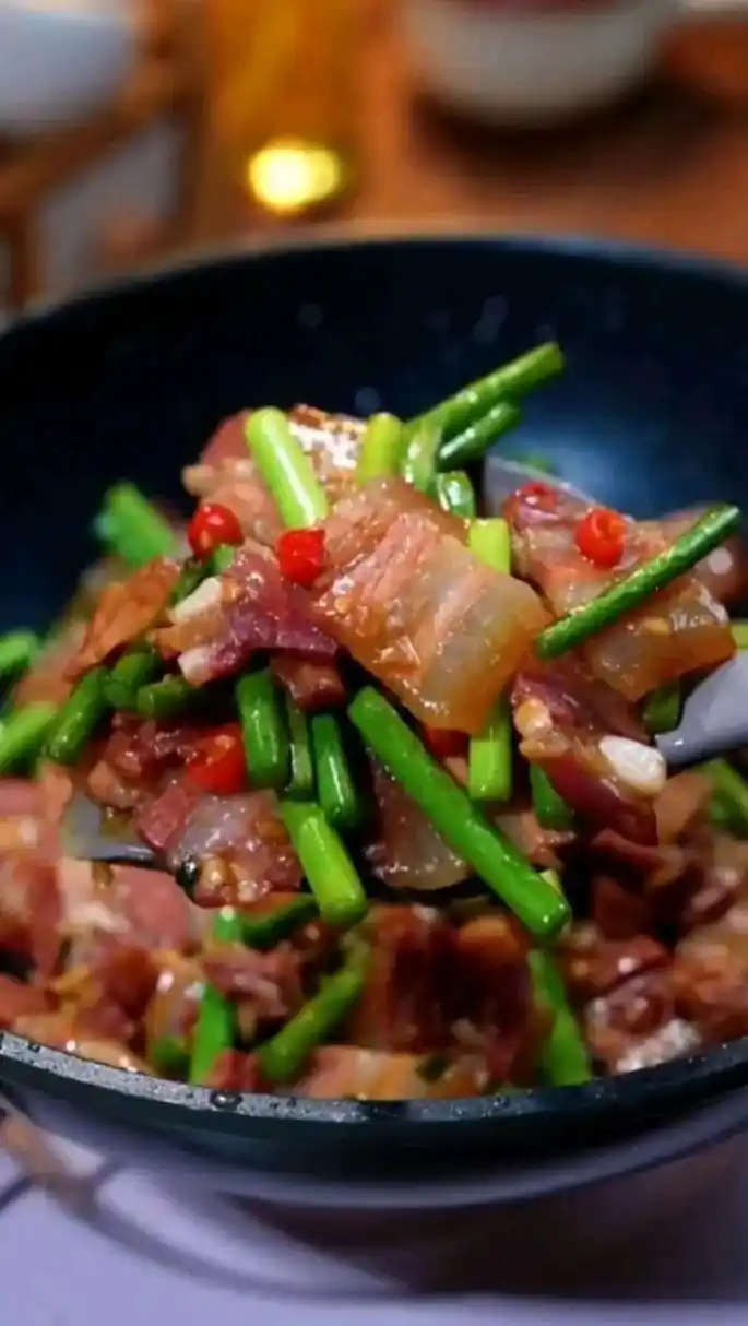 腊肉炒蒜苔,一道家常菜,口味鲜美,做法简单,是许多人喜欢的一道下饭菜