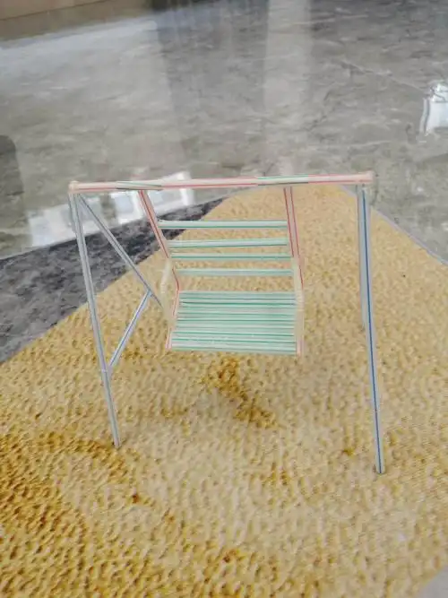 然后把剪刀的吸管用枪胶一个个固定好,一把好看的的秋千椅就这样做好