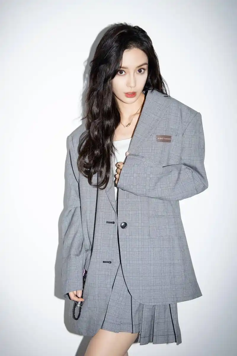 杨颖灰色百褶裙优雅时尚写真