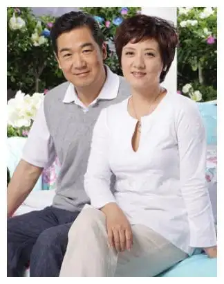 邓婕与张国立结婚33年她看到了丈夫的白发和心痛