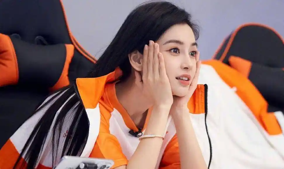 31岁杨颖上台领奖,摄影师"不小心"关掉美颜后,baby颜值"翻车"了_活动