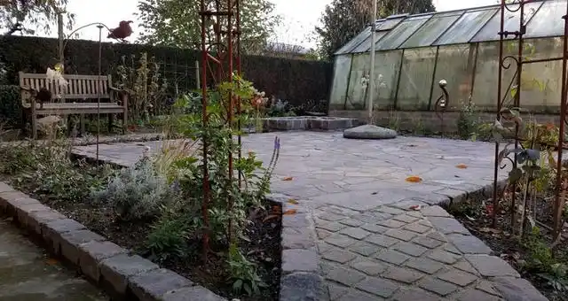 10平米农村院子打死也不打混泥土了这样铺省钱耐用造型也漂亮