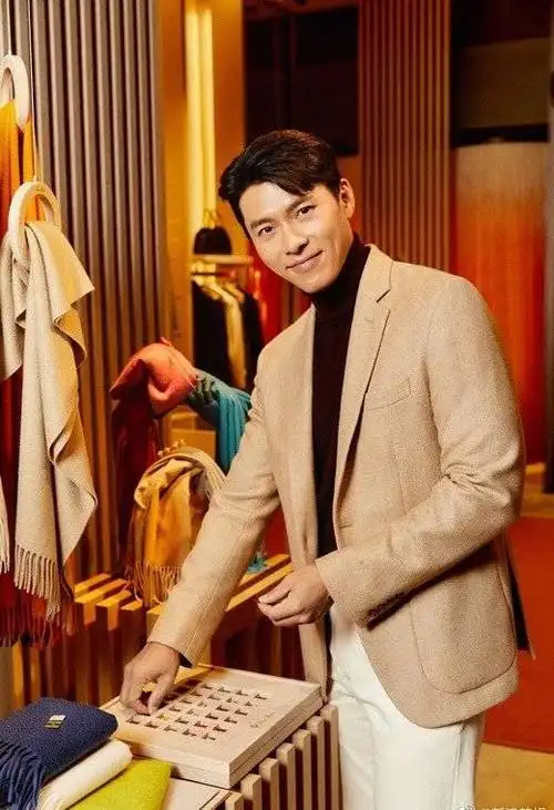 39岁玄彬出席活动身材笔挺笑容俊朗魅力十足