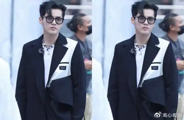 路人镜头下的吴亦凡回眸被怼拍网友太敢了