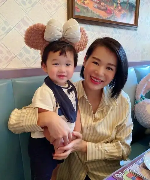 胡杏儿直播美照曝光,颜值靓丽大长腿吸睛,哪像生过3个孩子|贾玲|娱乐