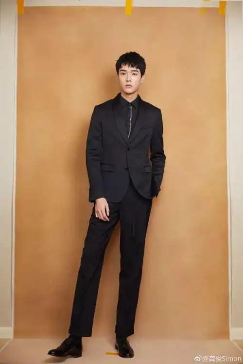 龚俊的身高有185cm,这身高这比例这颜值,完美男友的化身.