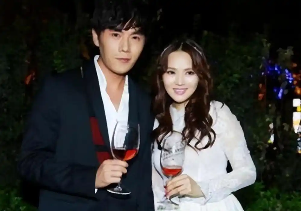 回顾伊能静与庾澄庆离婚后转身嫁小10岁秦昊48岁高龄产子幸福