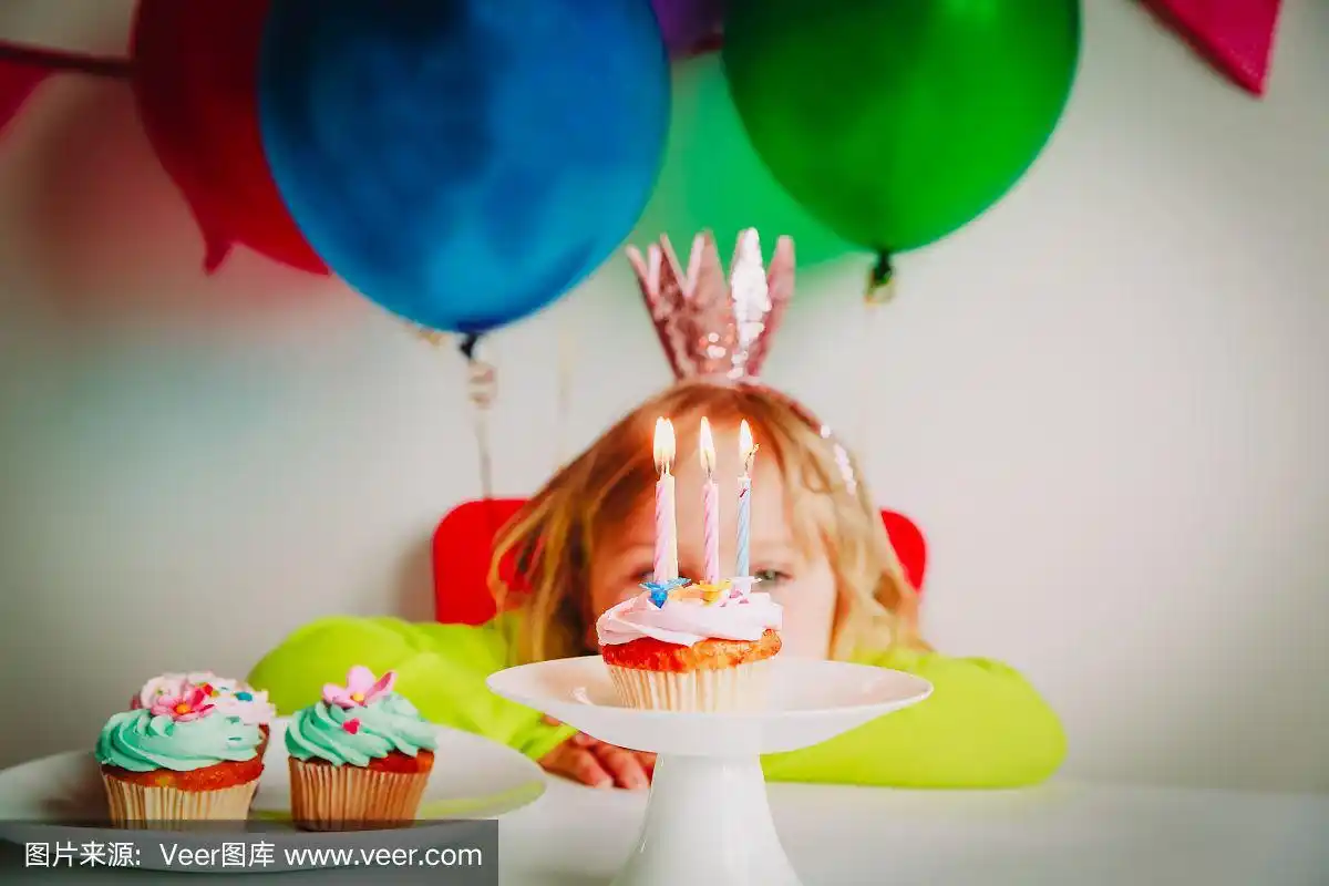 小女孩在生日聚会上许愿