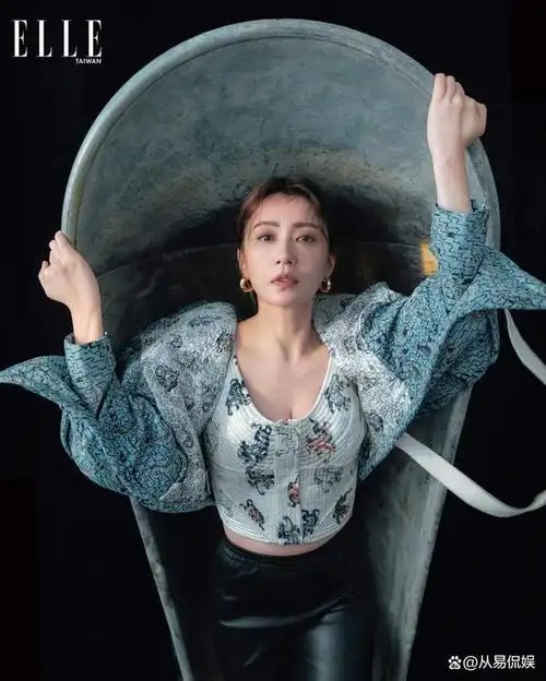 49岁贾静雯完全放开,穿印花吊带上衣仰卧铁皮船上,身材优美苗条