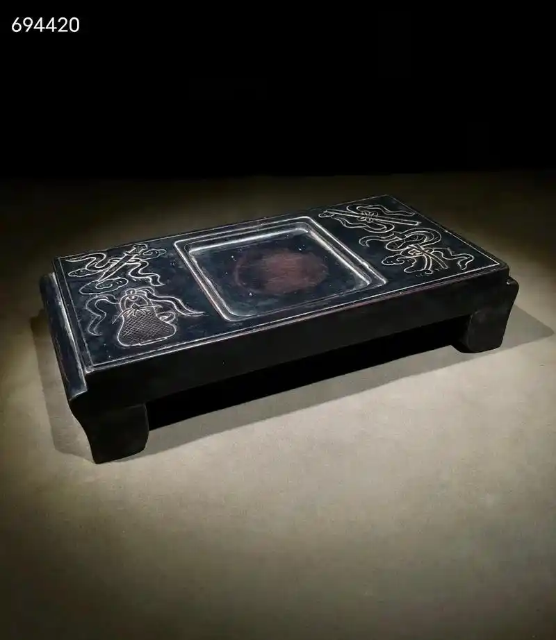 齐白石款,桌案形端砚,整料制成,砚形独特,石色紫红.砚背部刻 - 抖音