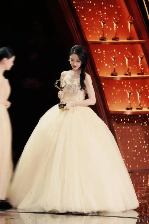 angelababy蝴蝶造型走秀