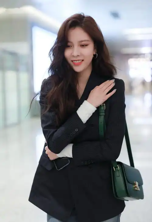 宋妍霏穿黑色西装搭配牛仔裤现身 行走间笑容灿烂星范十足