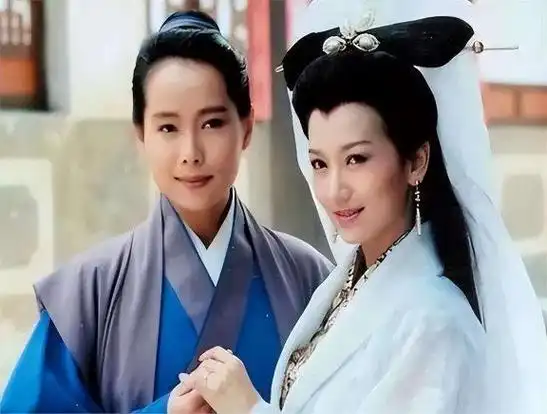 从她们拍的照片来看,无疑可以确认赵雅芝就是这位奶奶的