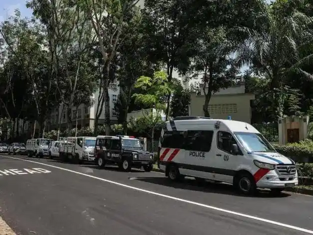 昨日清晨,新加坡警方收到警报,立即组织了30多名警员,和多辆警车外出