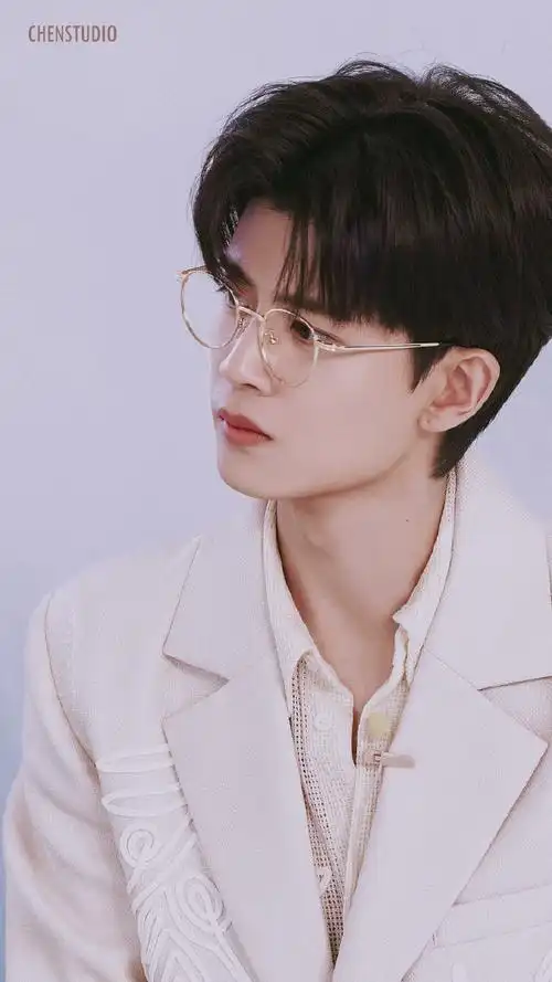 欧诗漫品牌代言人任嘉伦##任嘉伦白西装金丝眼镜