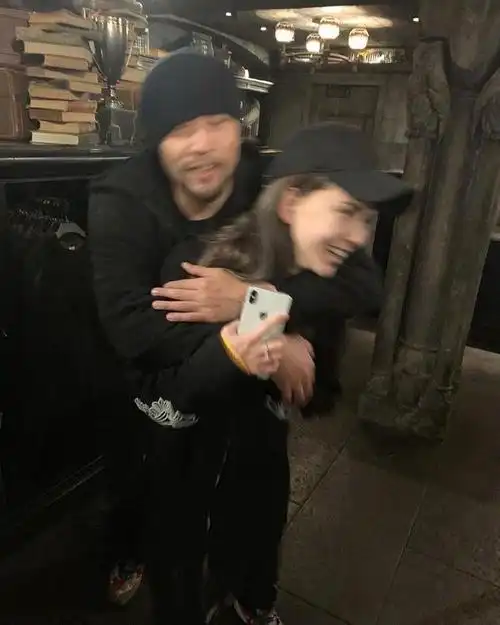 昆凌情人节晒与周杰伦模糊合影 网友:幸福到模糊