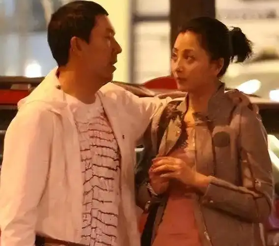 殷桃与孙东海的恋情曝光,两人感情火速升温,甜蜜程度疑似超过之前的