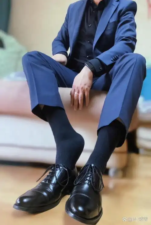 这张照片"蓝色西装,黑色衬衫,沙发上的沉思者.