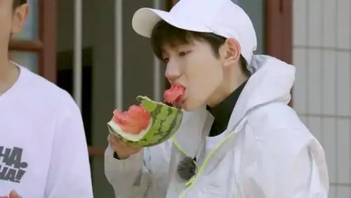 哈哈农夫刚哥王源手劈西瓜确定不是因为想吃西瓜
