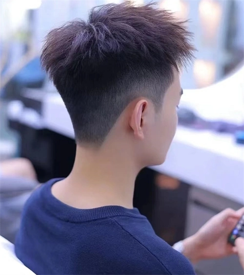 这款锡纸烫简直就是圆脸男生和m型发际线的救星,蓬松的头发显发量多