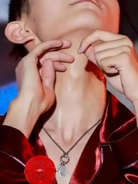 易烊千玺#这谁顶得住啊 #腹肌 - 抖音