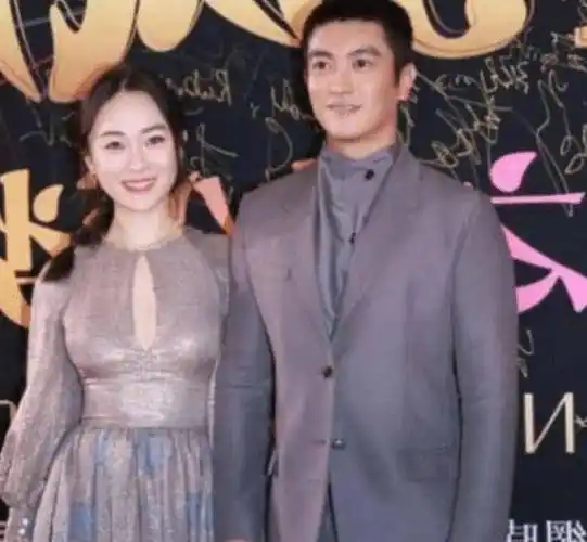 从霍思燕和杜江在一起参加活动的照片中,我们可以看到他们二人郎才女