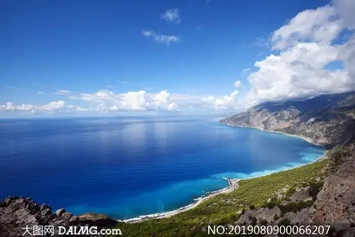 蓝天下美丽的海岸线摄影图片_大图网图片素材