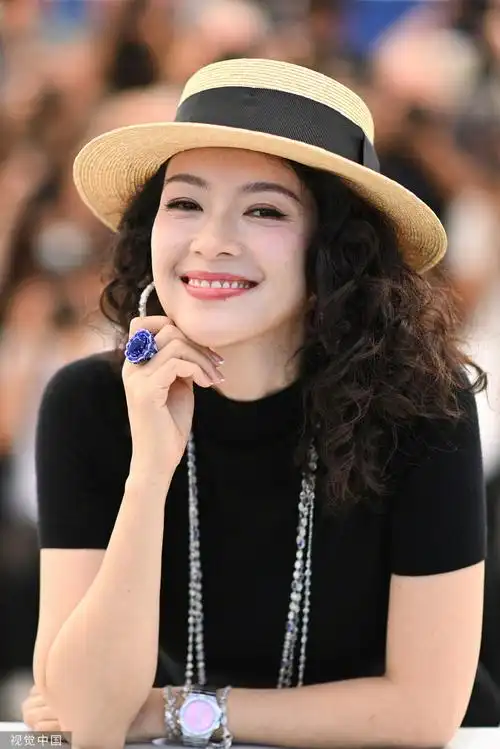 章子怡戛纳度假风造型##酱园弄戛纳photocall