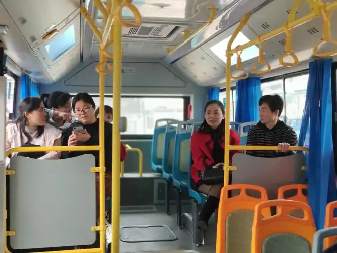 "开通了这条公交线路,在家门口就能坐上和城里一样的新能源公交车,十