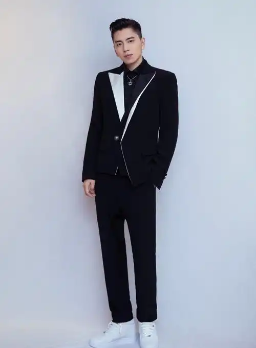 王大陆穿西装超帅,尤其是笑起来,痞帅痞帅的