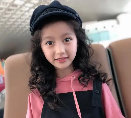 力唯化妆:小童星年仅九岁,却天天化妆通告不断,卸妆后让人心疼