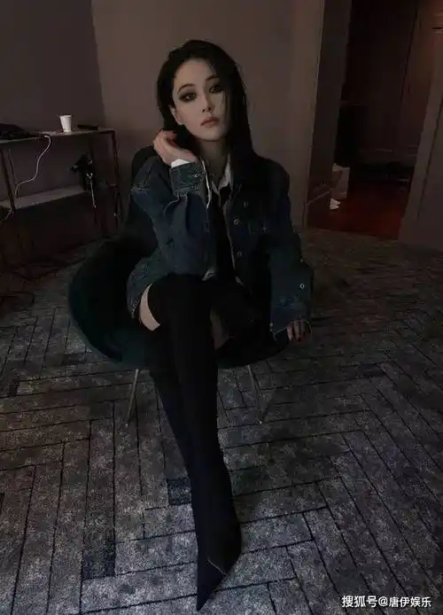 照片中,张馨予身穿牛仔外套,搭配黑色长筒靴,时尚度满分.