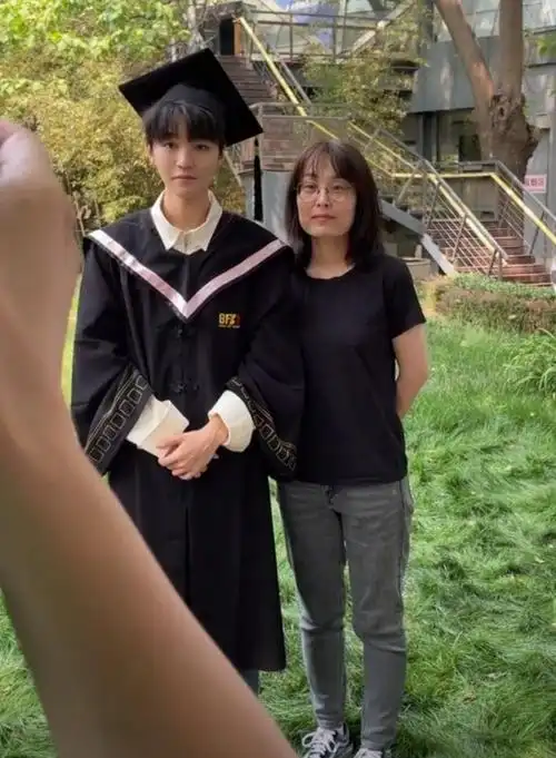 王俊凯北电拍毕业照和同学们有说有笑和才进校被孤立大不相同