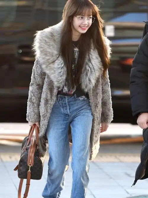 lisa走机场真贵气,皮草大衣搭配银边眼镜,网友:真人间芭比!