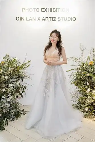 来源:人民网 日前,频繁亮相各大时装周,电视节的秦岚,曝光一组婚纱照