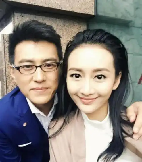 就在网友们还未来得及深究两人之间的微妙关系时,"王鸥与靳东关系成谜