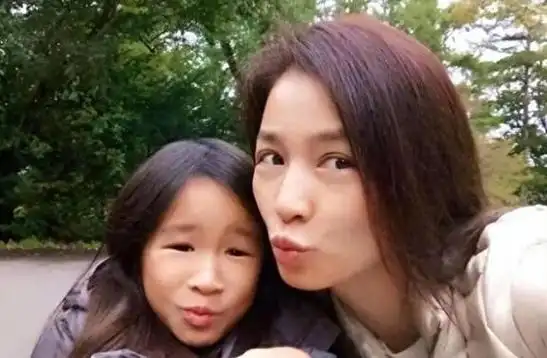 然而,他与前妻所生的孩子并未继承她前妻的容貌,后来他与张庭结为伴侣