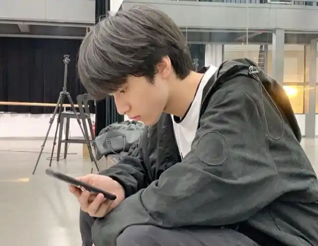 坐公交车偶遇刘耀文,素颜精致像开美颜,生图堪称颜值巅峰