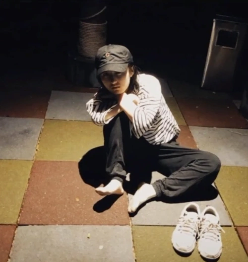 张子枫脱了鞋摆拍,谁注意她脚放在了哪儿,真以为天黑看不到?