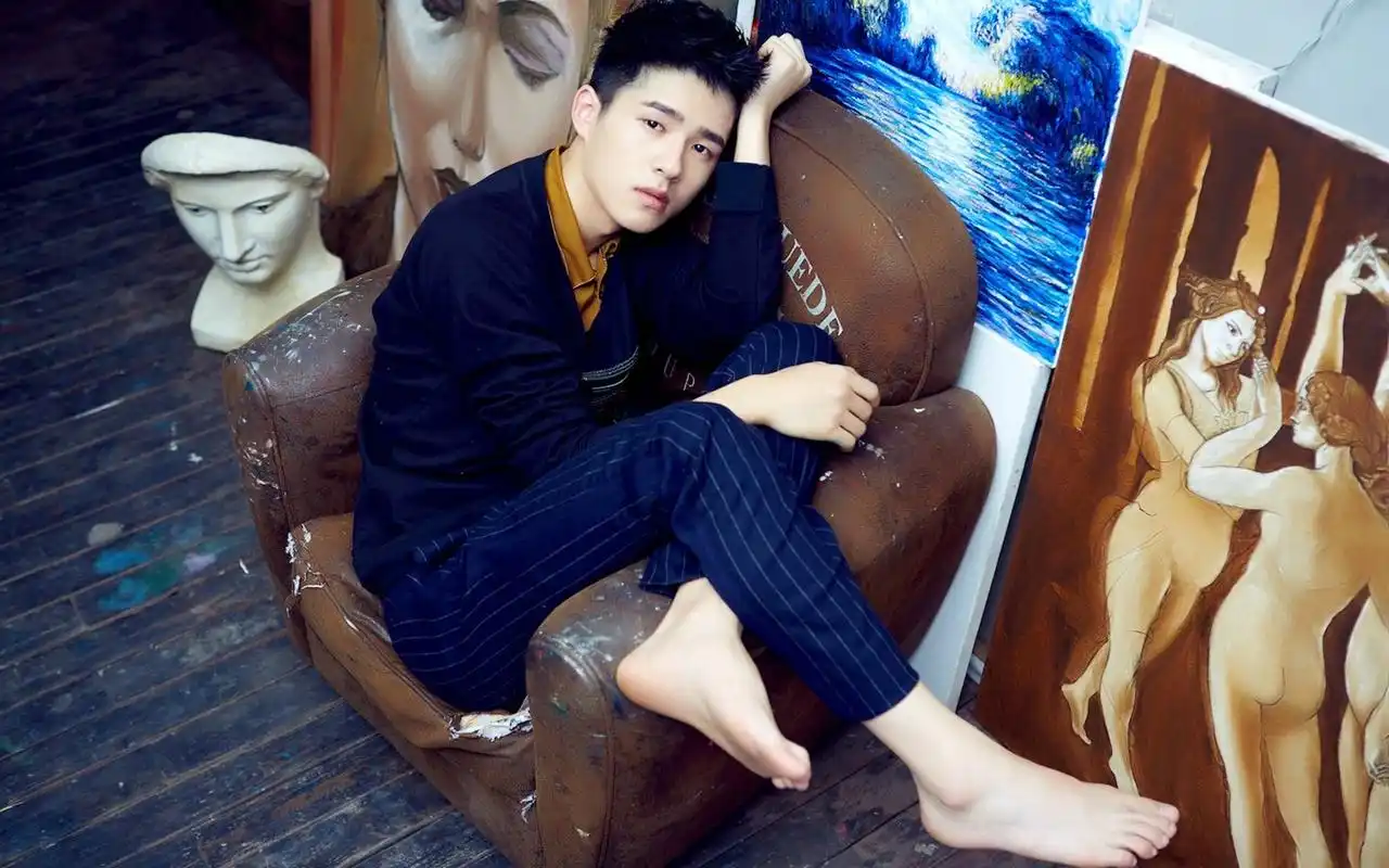 校园暖男刘昊然气质文艺写真图片桌面壁纸